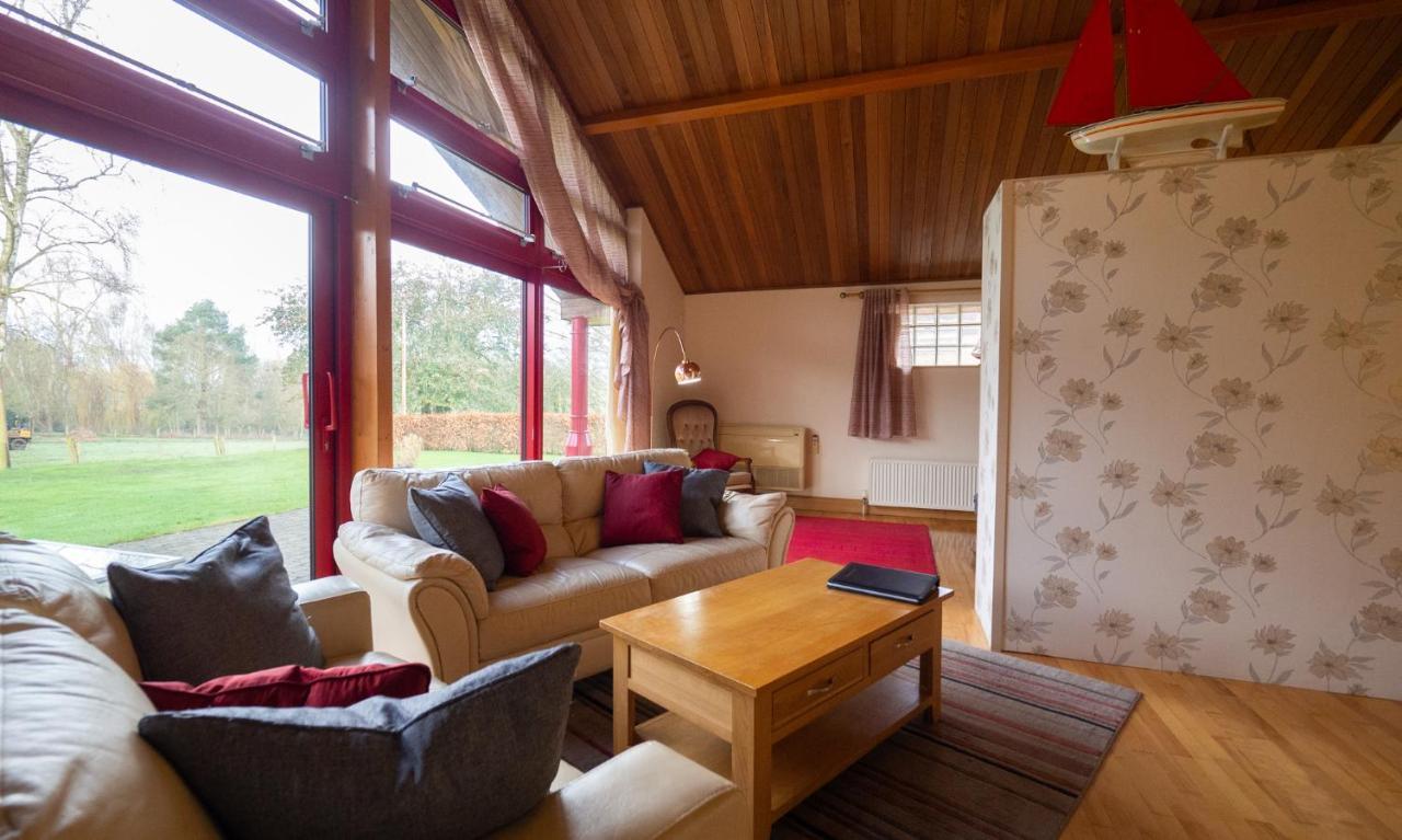 Surlingham Lodge Studio Large Family Cottage 노리치 외부 사진