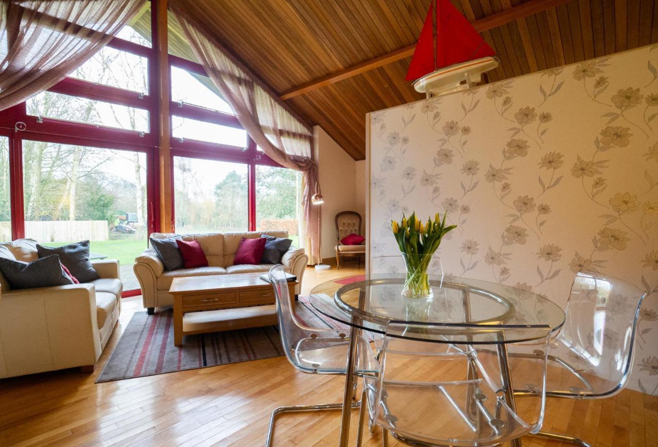 Surlingham Lodge Studio Large Family Cottage 노리치 외부 사진