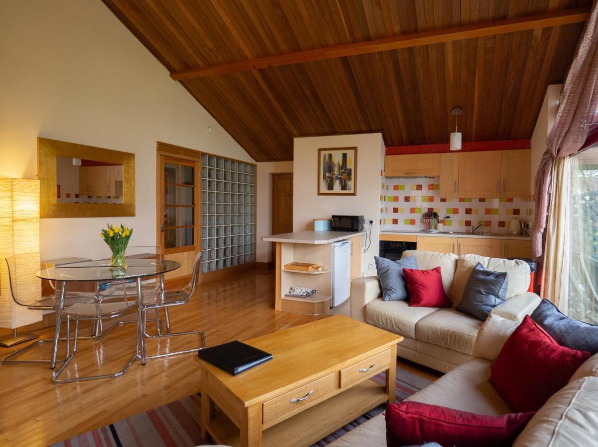 Surlingham Lodge Studio Large Family Cottage 노리치 외부 사진