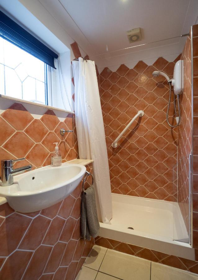 Surlingham Lodge Studio Large Family Cottage 노리치 외부 사진